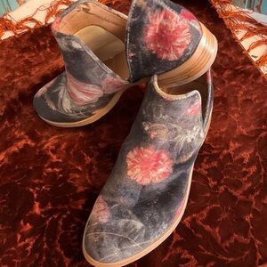 Italian made Atelliers velvet floral bootie 37/7 excellent shape